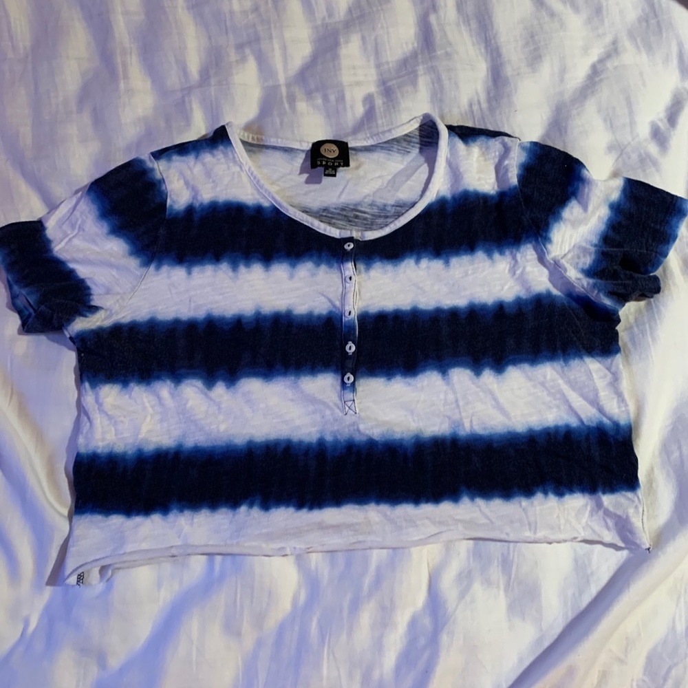 Cropped blue and white tee